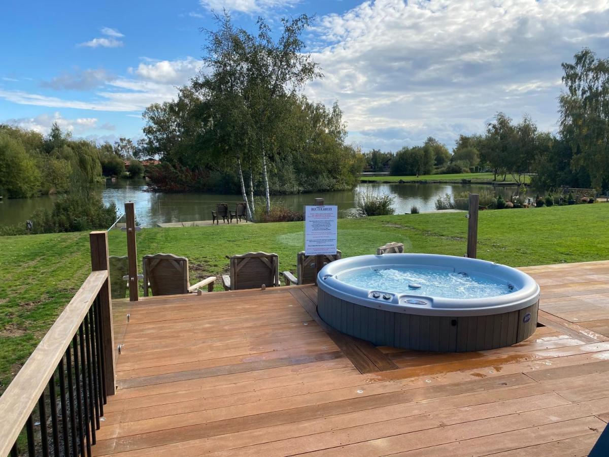 Widgeon Bespoke Cabin Is Lakeside With Private Fishing Peg, Hot Tub Situated At Tattershall Lakes Country Park Exterior foto