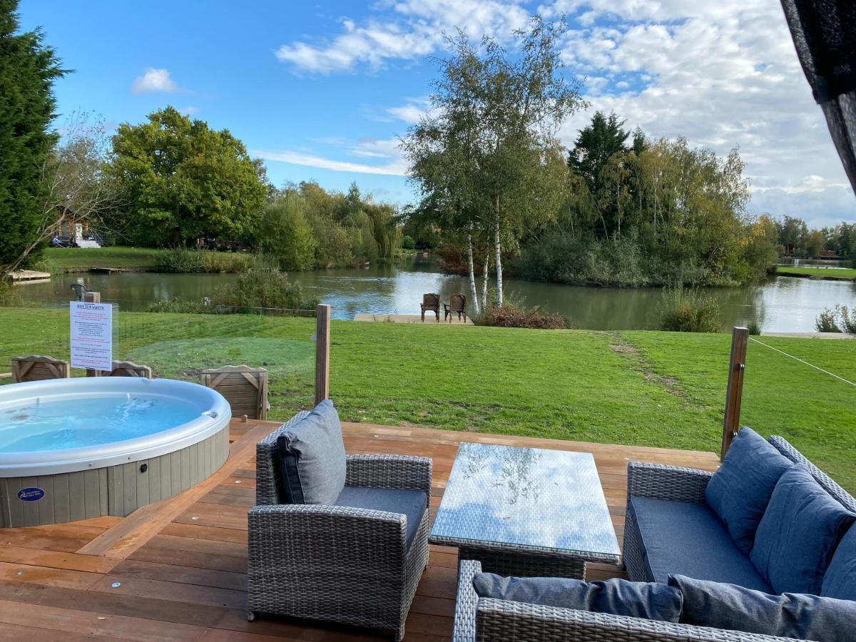 Widgeon Bespoke Cabin Is Lakeside With Private Fishing Peg, Hot Tub Situated At Tattershall Lakes Country Park Exterior foto