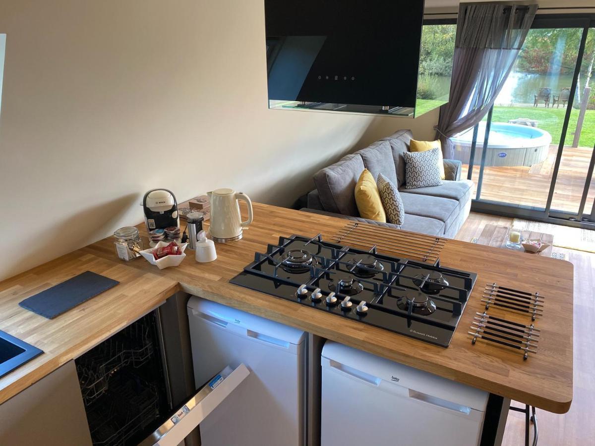Widgeon Bespoke Cabin Is Lakeside With Private Fishing Peg, Hot Tub Situated At Tattershall Lakes Country Park Exterior foto