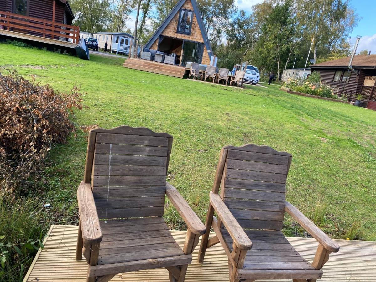 Widgeon Bespoke Cabin Is Lakeside With Private Fishing Peg, Hot Tub Situated At Tattershall Lakes Country Park Exterior foto