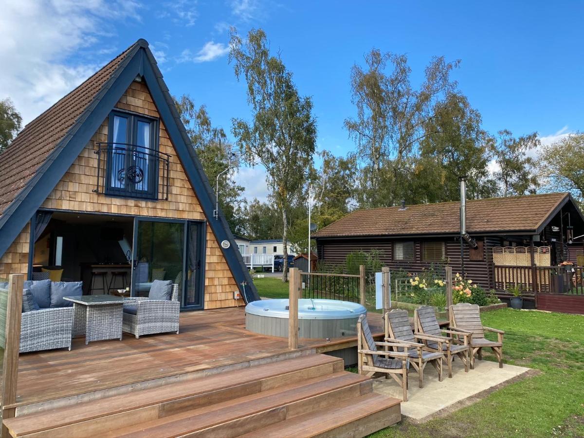 Widgeon Bespoke Cabin Is Lakeside With Private Fishing Peg, Hot Tub Situated At Tattershall Lakes Country Park Exterior foto