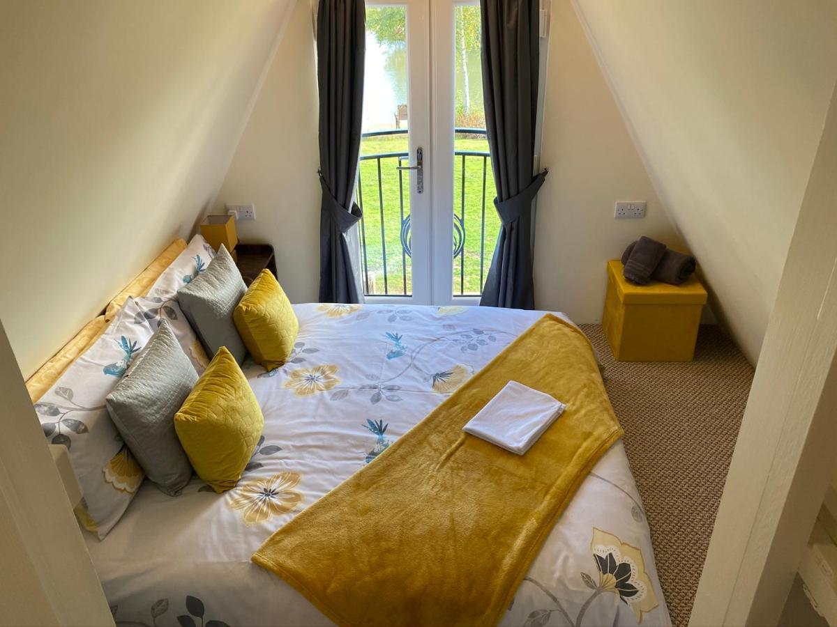 Widgeon Bespoke Cabin Is Lakeside With Private Fishing Peg, Hot Tub Situated At Tattershall Lakes Country Park Exterior foto