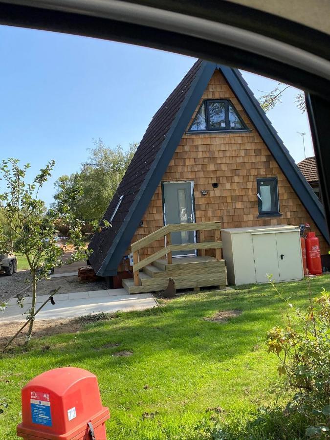 Widgeon Bespoke Cabin Is Lakeside With Private Fishing Peg, Hot Tub Situated At Tattershall Lakes Country Park Exterior foto